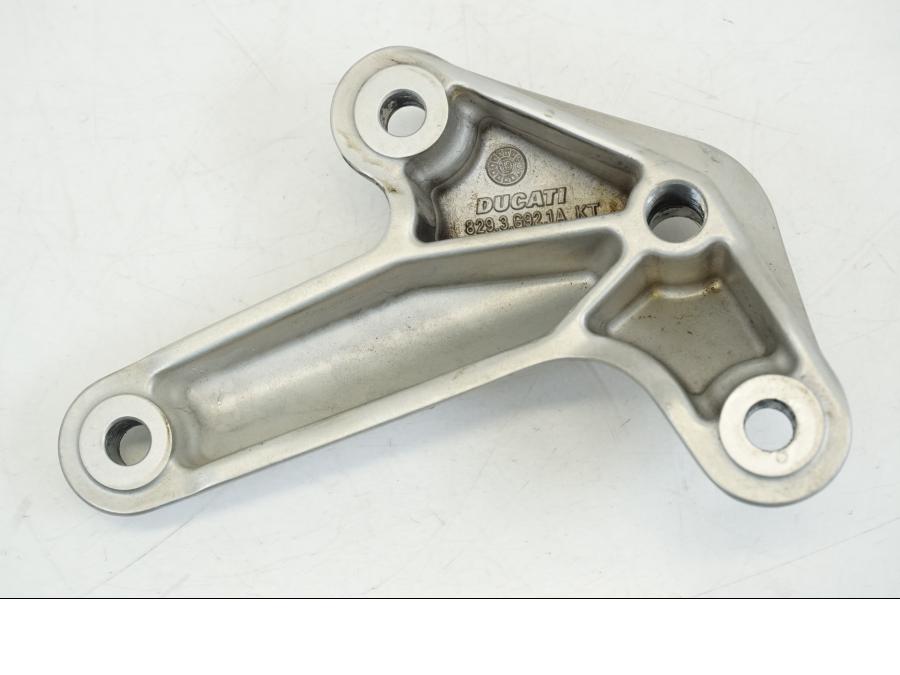 Vänster sida på Motorfäste från en Ducati Streetfighter V4 -2020 motorcykel.