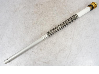 Framsidan på Gaffelbensdelar från en Kawasaki ZX-6R -2006 motorcykel.