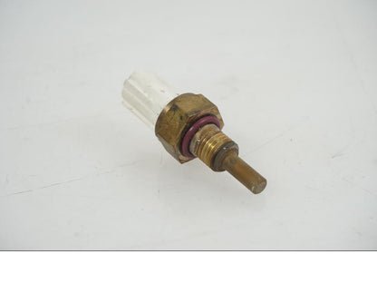 Höger sida på Vattenkyltermostat från en KTM 1290 Super Duke R -2021 motorcykel.