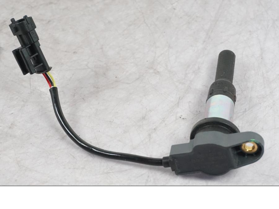 Snett nerifrån på Tändspole från en Ducati Multistrada V4 -2024 motorcykel.