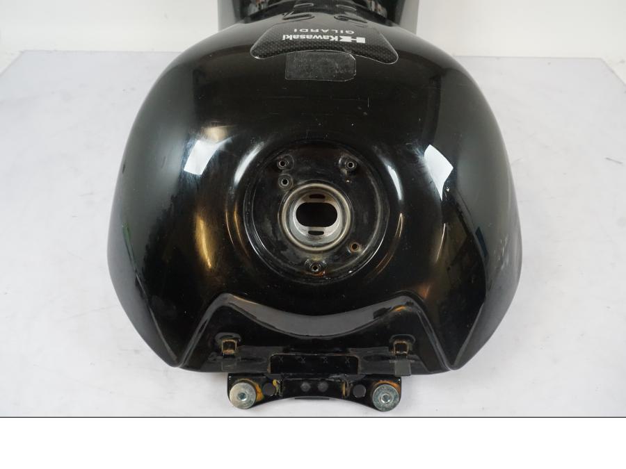Snett uppifrån på Bensintank från en Kawasaki ZZ-R 1400 -2009 motorcykel.