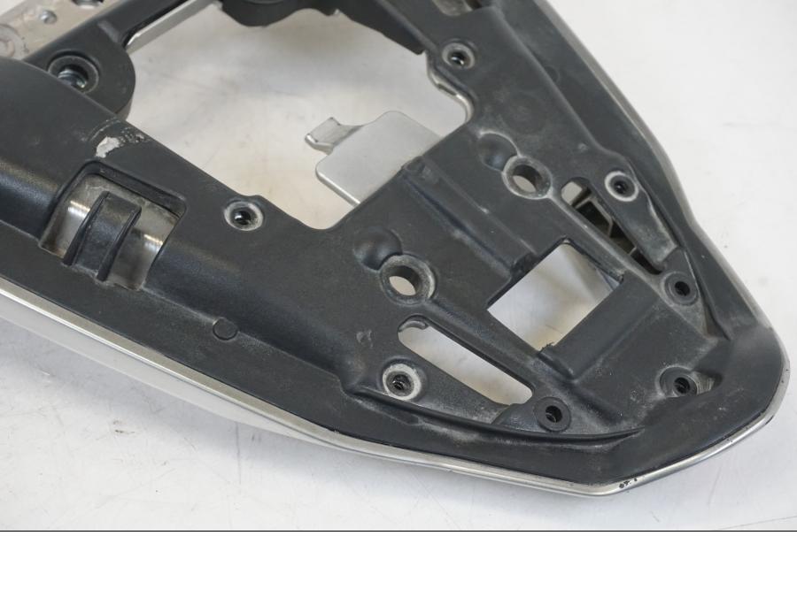 Snett uppifrån på Bakvinge från en Aprilia Tuono V4R -2011 motorcykel.