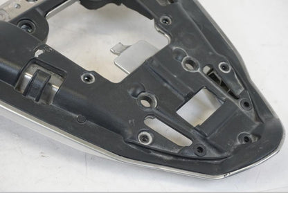 Snett uppifrån på Bakvinge från en Aprilia Tuono V4R -2011 motorcykel.