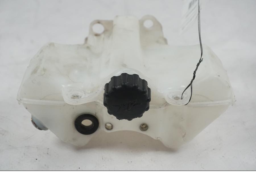 Vänster sida på Vattenexpansionskärl från en MV Agusta Dragster -2014 motorcykel.