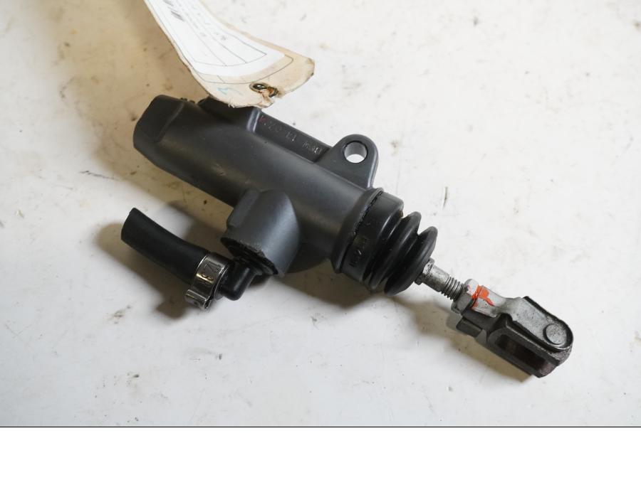 Framsidan på Bromshuvudcylinder från en BMW K 1200 LT -2004 motorcykel.