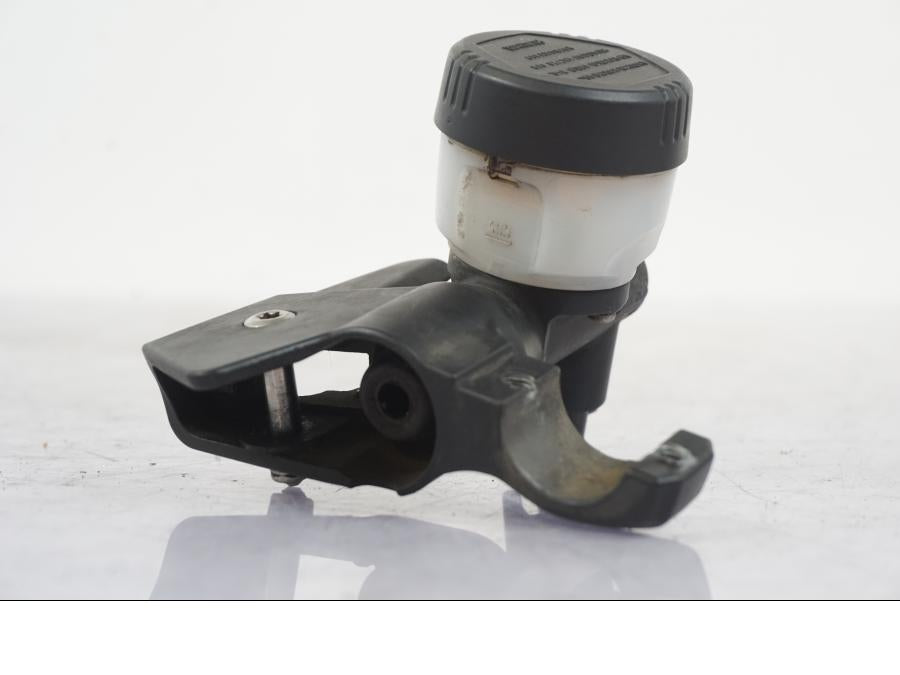 Snett uppifrån på Kopplingshuvudcylinder från en BMW R 1200 GS -2005 motorcykel.