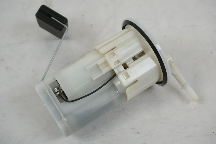 Snett uppifrån på Bensinpump insprut från en Yamaha MT-07 -2019 motorcykel.