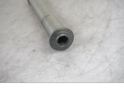 Vänster sida på Axel från en BMW F 800 R -2018 motorcykel.