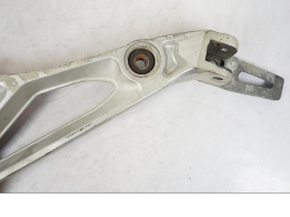 Höger sida på Fotpinnefäste från en Suzuki GSX 550 EF -1985 motorcykel.