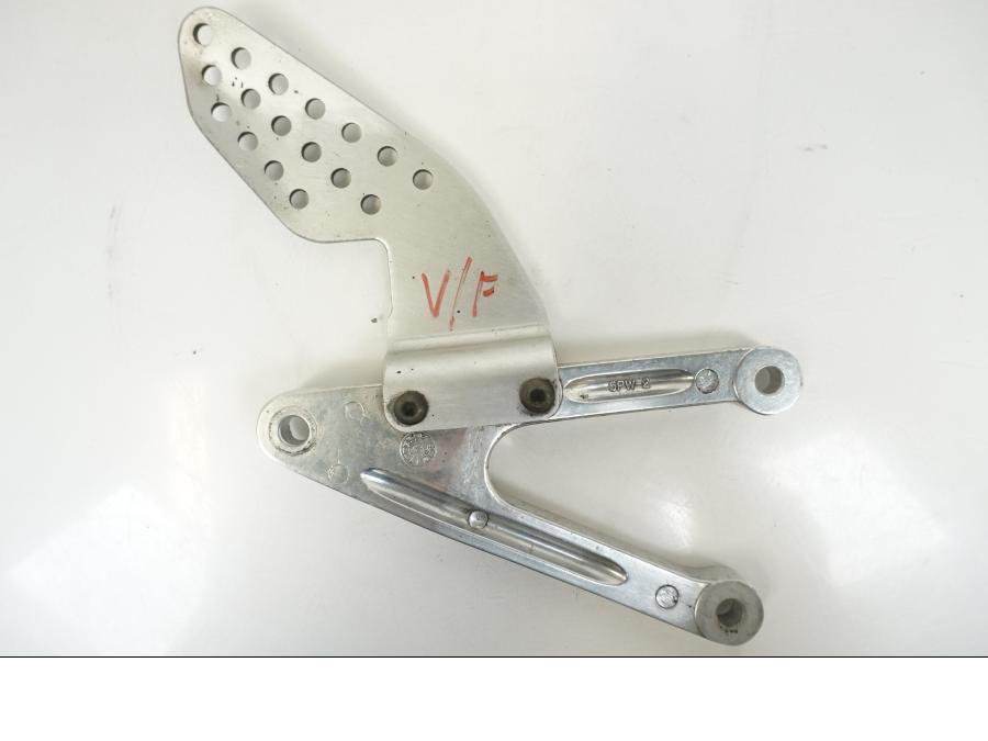 Framsidan på Fotpinnefäste från en Yamaha YZF 1000 R1 -2002 motorcykel.