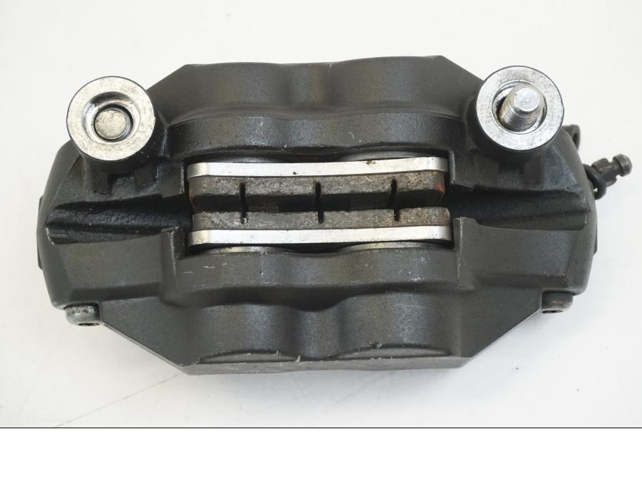 Snett nerifrån på Bromsok från en Suzuki GSX-R 1000 -2005 motorcykel.