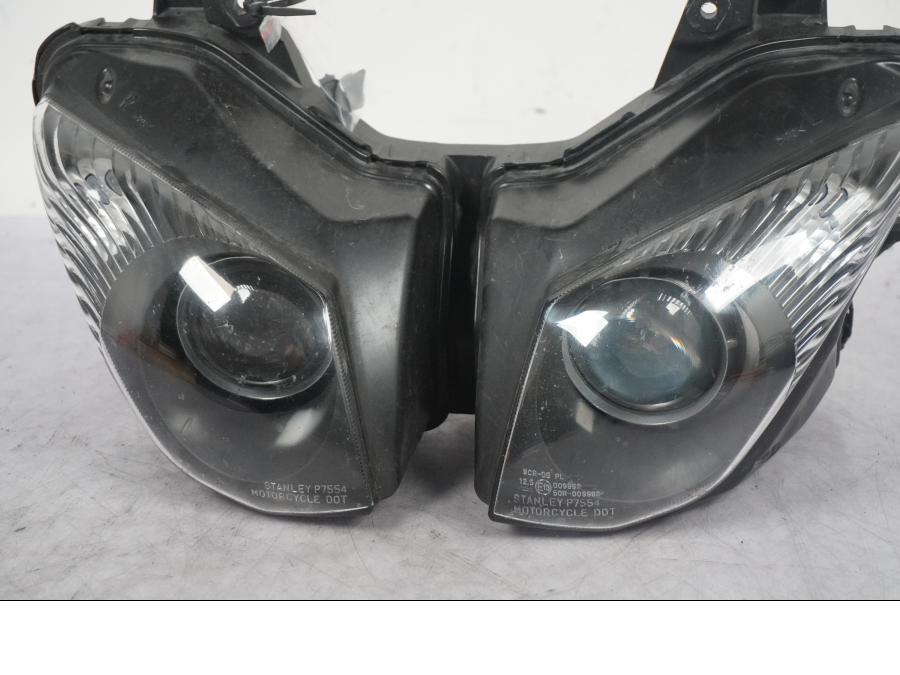 Baksidan på Strålkastare från en Kawasaki ZX-10R -2008 motorcykel.