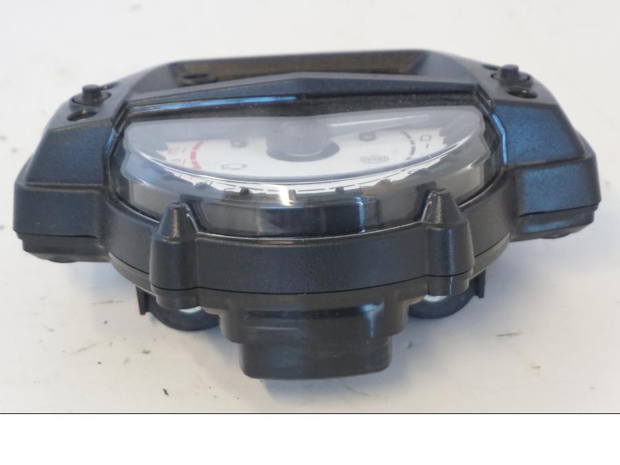 Snett nerifrån på Instrumentpanel från en Kawasaki ER-6N -2012 motorcykel.