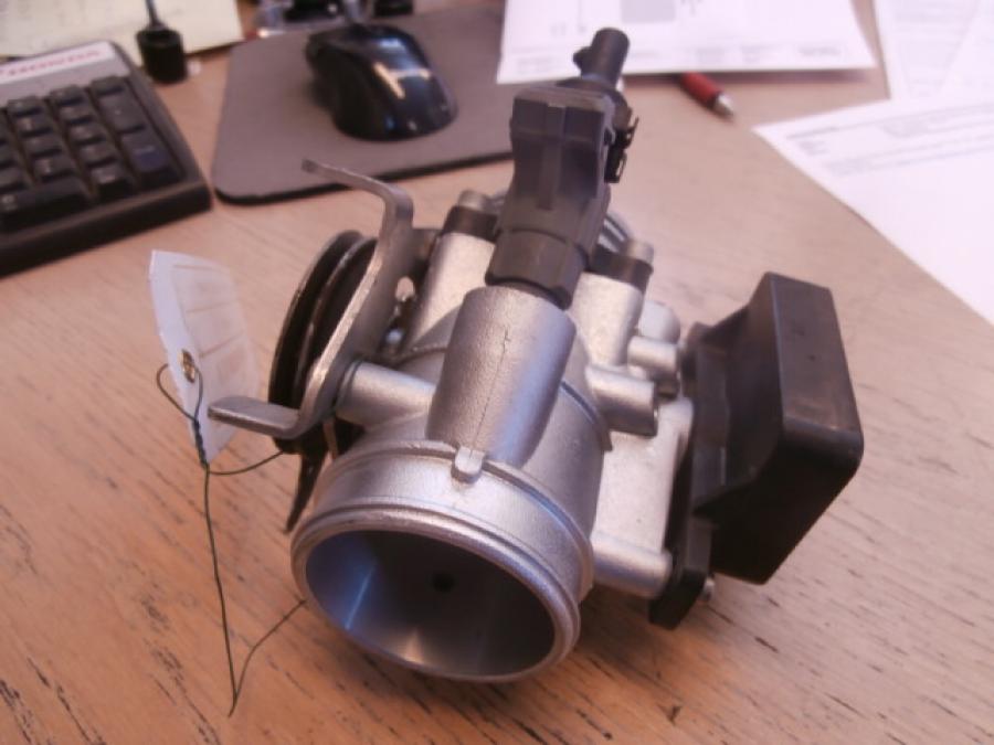 Vänster sida på Spjällhus från en BMW R 1100 S -1999 motorcykel.