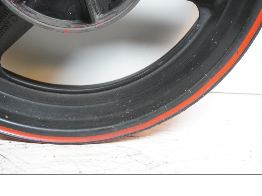 Extrabild3 på Fälg från en Suzuki GSX-R 750 -1995 motorcykel.