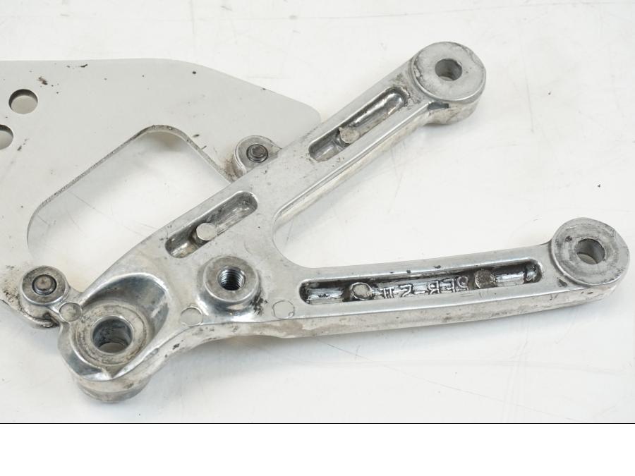 Extrabild1 på Fotpinnefäste från en Yamaha YZF R6 -1999 motorcykel.