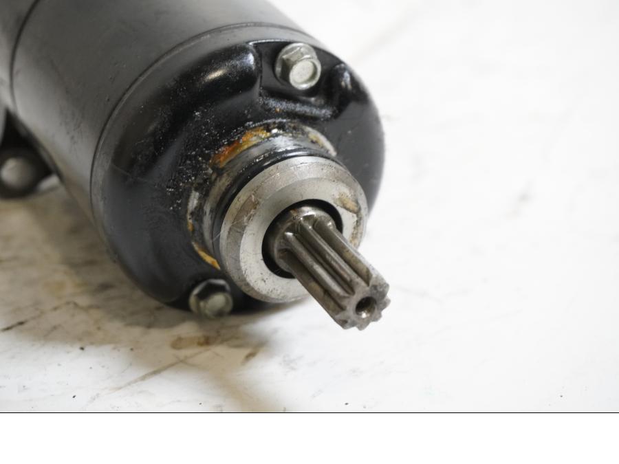 Baksidan på Startmotor från en Kawasaki ZZ-R 1400 -2007 motorcykel.