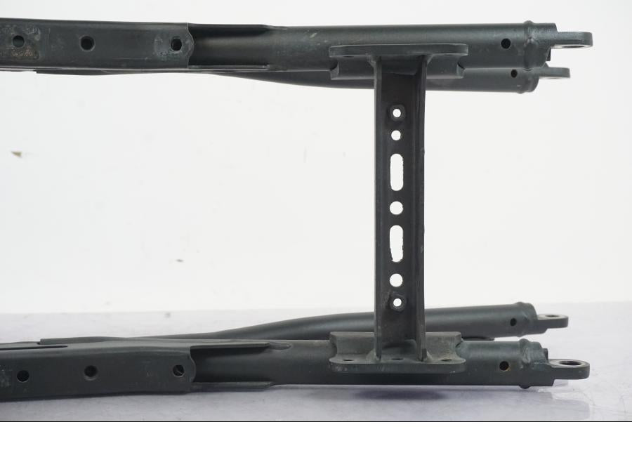 Vänster sida på Bakram från en Yamaha MT-09 -2016 motorcykel.