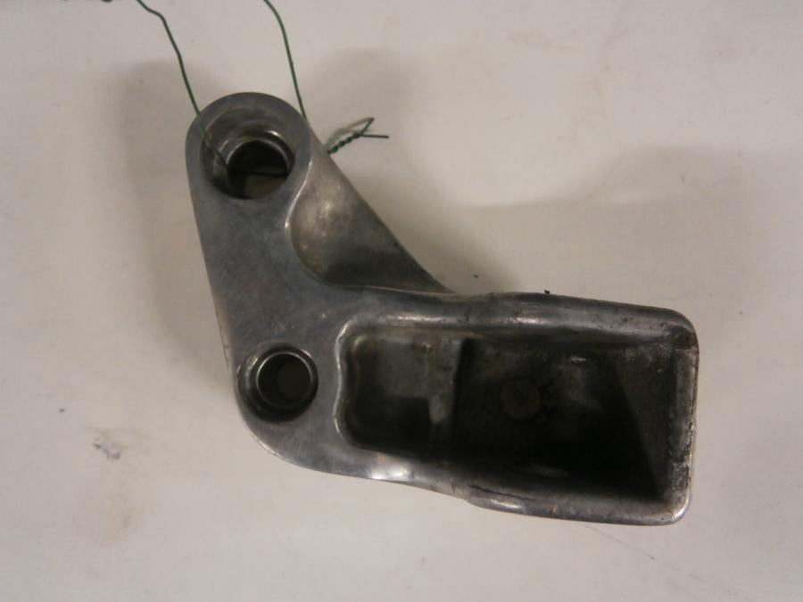 Framsidan på Fotpinnefäste från en Triumph Legend TT -2001 motorcykel.