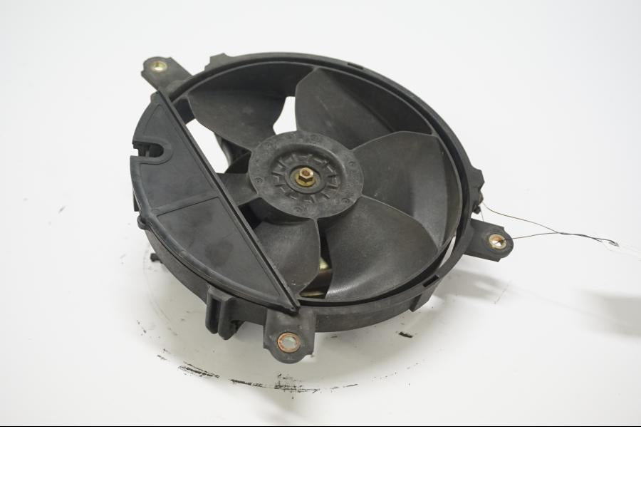 Baksidan på Vattenkylfläkt från en Honda VTR 1000 F -2005 motorcykel.