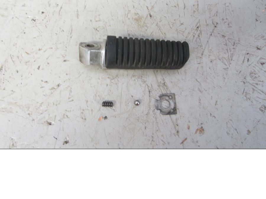 Framsidan på Fotpinne från en Yamaha XT660Z Tenere -2009 motorcykel.