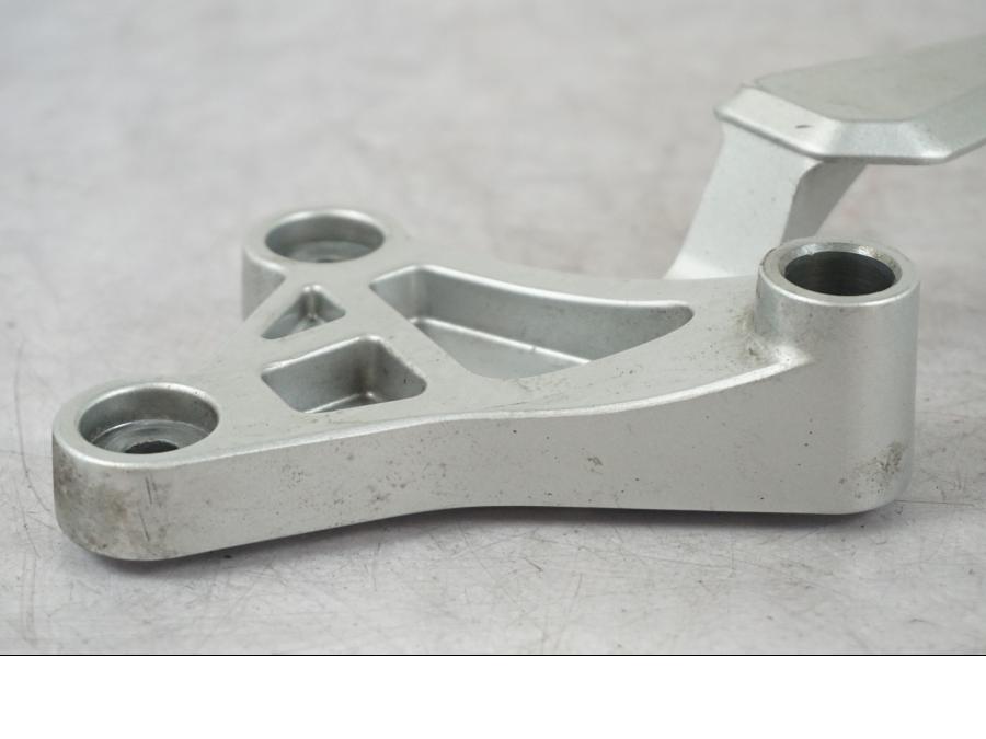 Baksidan på Fotpinnefäste från en Yamaha MT 125 -2017 motorcykel.