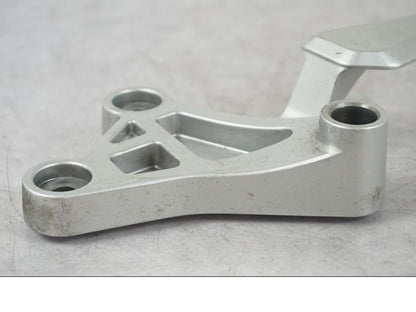 Baksidan på Fotpinnefäste från en Yamaha MT 125 -2017 motorcykel.