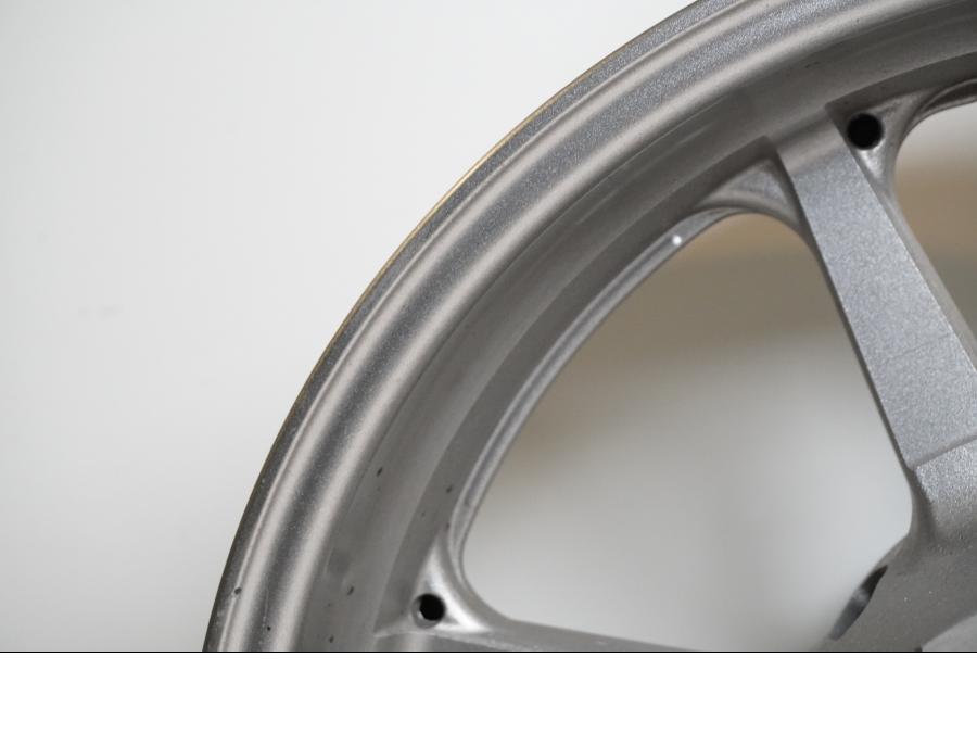 Snett nerifrån på Fälg från en Yamaha XVS 1300 -2008 motorcykel.