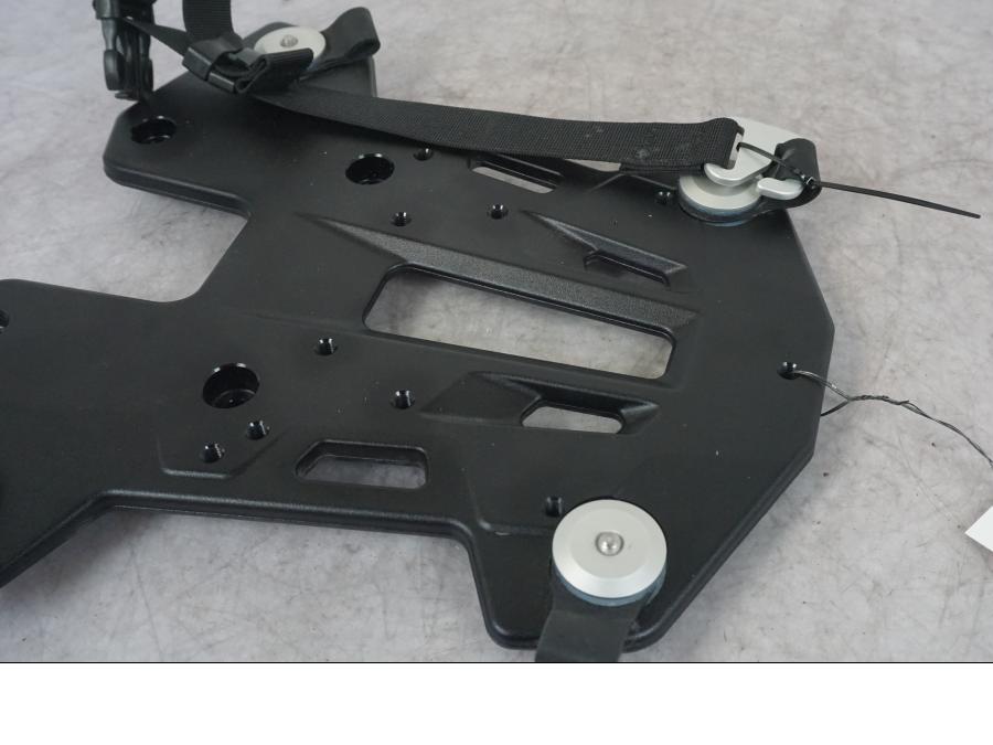 Höger sida på Pakethållarplatta från en KTM 1290 Super Adventure S -2022 motorcykel.