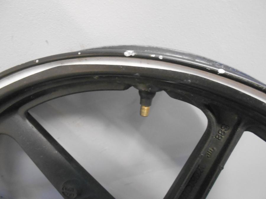 Höger sida på Fälg från en Honda CBR 125 R -2006 motorcykel.