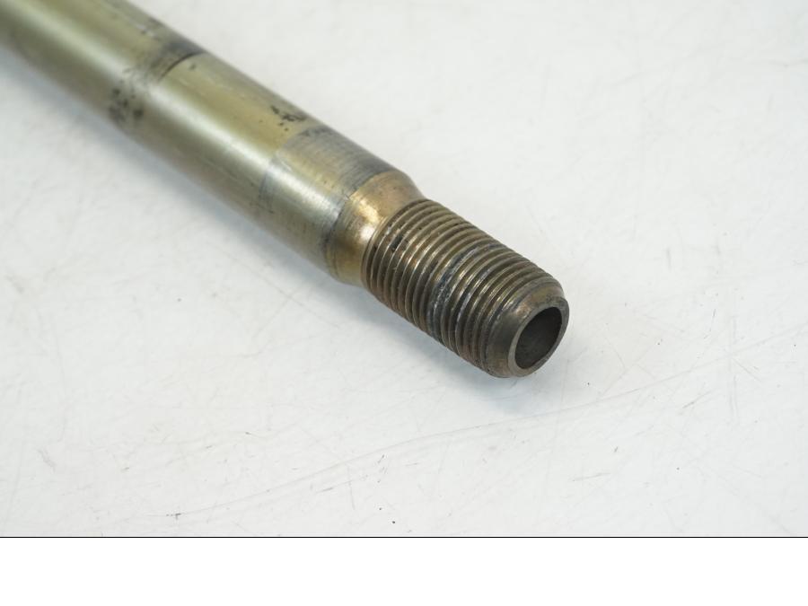 Baksidan på Axel från en Triumph TT 600 -2002 motorcykel.