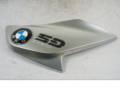 Vänster sida på Kylarvinge från en BMW R 1200 GS -2016 motorcykel.