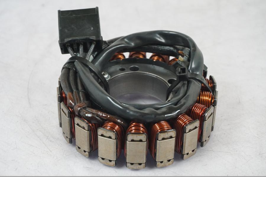 Snett nerifrån på Generator från en Kawasaki Z 900 -2019 motorcykel.