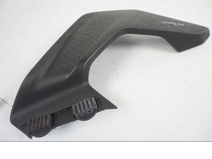 Vänster sida på Kylarvinge från en KTM 390 Adventure -2021 motorcykel.