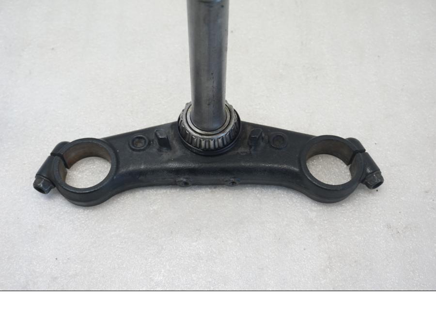 Baksidan på Gaffelkrona från en Honda CBR 1100 XX -1998 motorcykel.