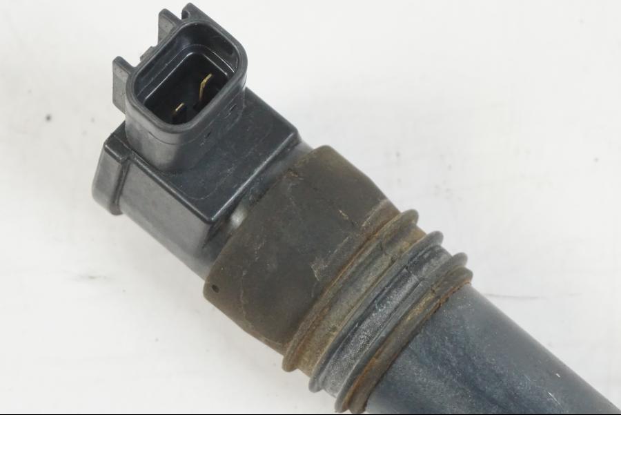 Höger sida på Tändspole från en Suzuki VZR 1800 -2009 motorcykel.