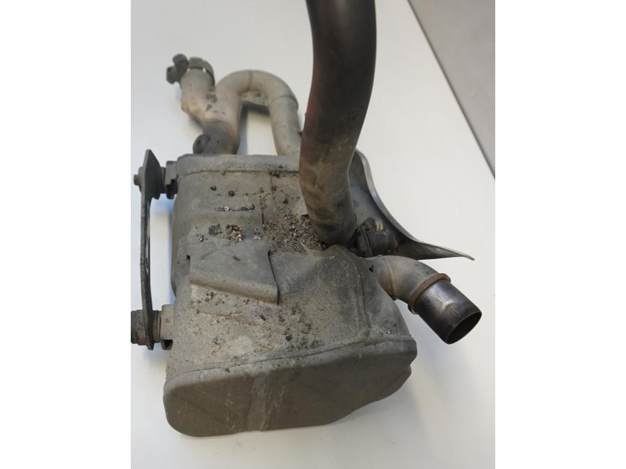 Vänster sida på Mellanburk från en Suzuki SFV 650 A Gladius -2012 motorcykel.