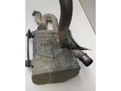 Vänster sida på Mellanburk från en Suzuki SFV 650 A Gladius -2012 motorcykel.