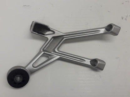 Baksidan på Fotpinnefäste från en BMW R 1250 RS -2020 motorcykel.