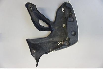 Höger sida på Vattenkylkåpa från en Suzuki SFV 650 A Gladius -2012 motorcykel.