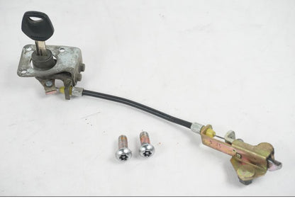 Framsidan på <p>Sadellås från Suzuki GSX 750 W 2002.</p>

<p>Med 1st nyckel.</p> motorcykel.