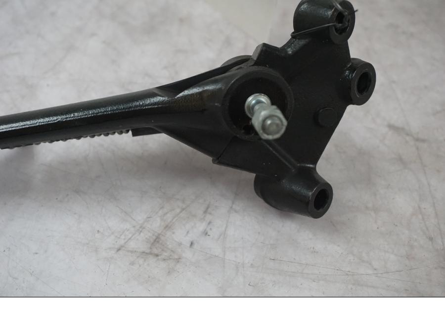 Snett nerifrån på Sidostöd från en BMW F 800 R -2018 motorcykel.