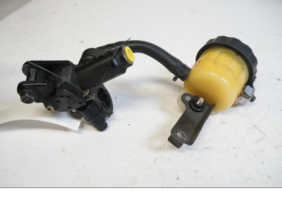 Baksidan på Bromshuvudcylinder från en Kawasaki ZX-9R -1999 motorcykel.