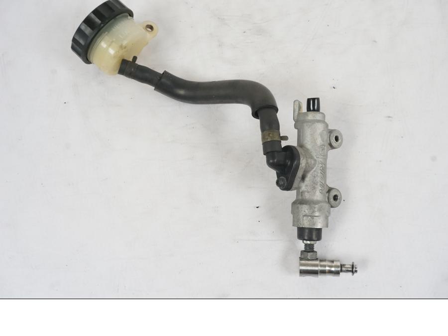 Framsidan på Bromshuvudcylinder från en Honda CBR 900 RR -2003 motorcykel.