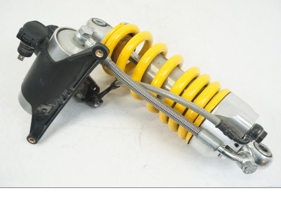 Snett nerifrån på Stötdämpare från en Ducati Hyperstrada -2013 motorcykel.