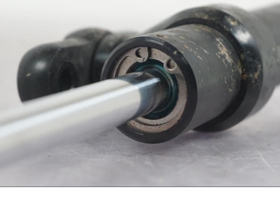 Snett nerifrån på Styrdämpare från en KTM 1290 Super Duke R -2022 motorcykel.