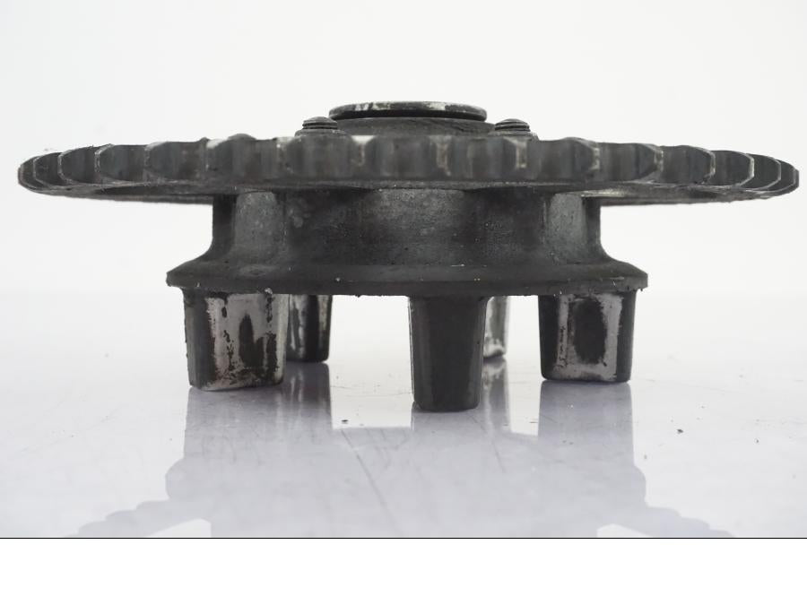 Snett nerifrån på Drevfäste från en Kawasaki ZX-12R -2000 motorcykel.