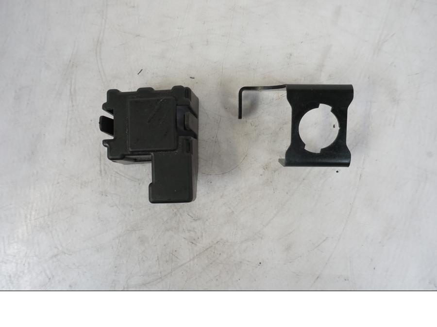 Snett nerifrån på Sadellåsmekanism från en KTM 1290 Super Duke R -2021 motorcykel.