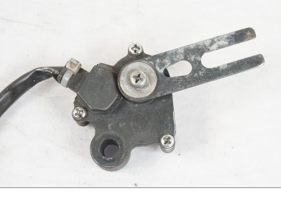 Snett nerifrån på Sidostödsbrytare från en Kawasaki ER-6N -2016 motorcykel.