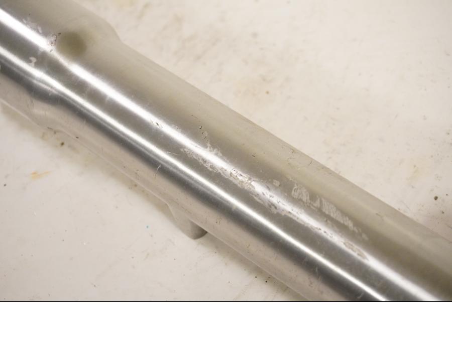 Vänster sida på Gaffelben från en Suzuki LS 650 -1996 motorcykel.